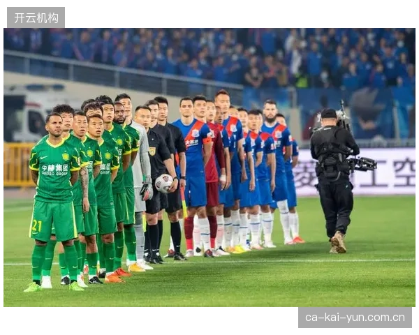 上海申花主场对阵北京国安的比赛吸引了超过六万名球迷，创下球场上座新纪录。